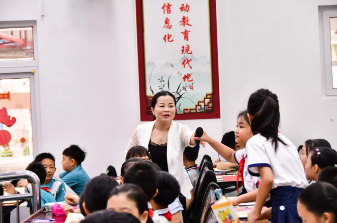 我所合伙人廖京律师应邀为东莞朝天实验小学讲授“宪法教育大课堂”(图5)