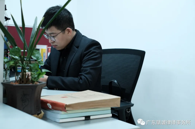 当事人向本所袁斌律师致送锦旗(图1)