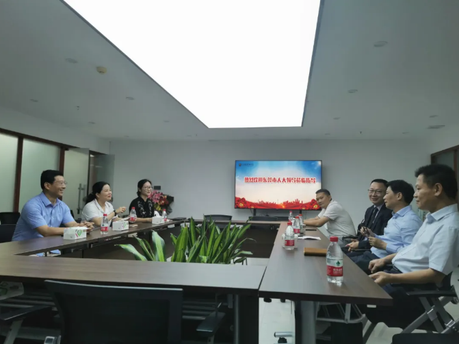 市人大常委会副主任梁荣业率队到本所调研(图1) 市人大常委会副主任梁荣业率队到本所调研(图1)